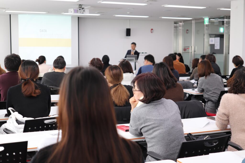 八王子の話し方の会で開催されるプロ講師による話し方講習会と熱心な受講風景